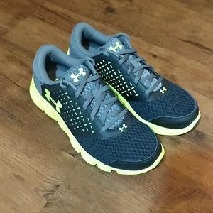 NWT Under Armour BGS Micro G Wave RN Boys Sz 5.5